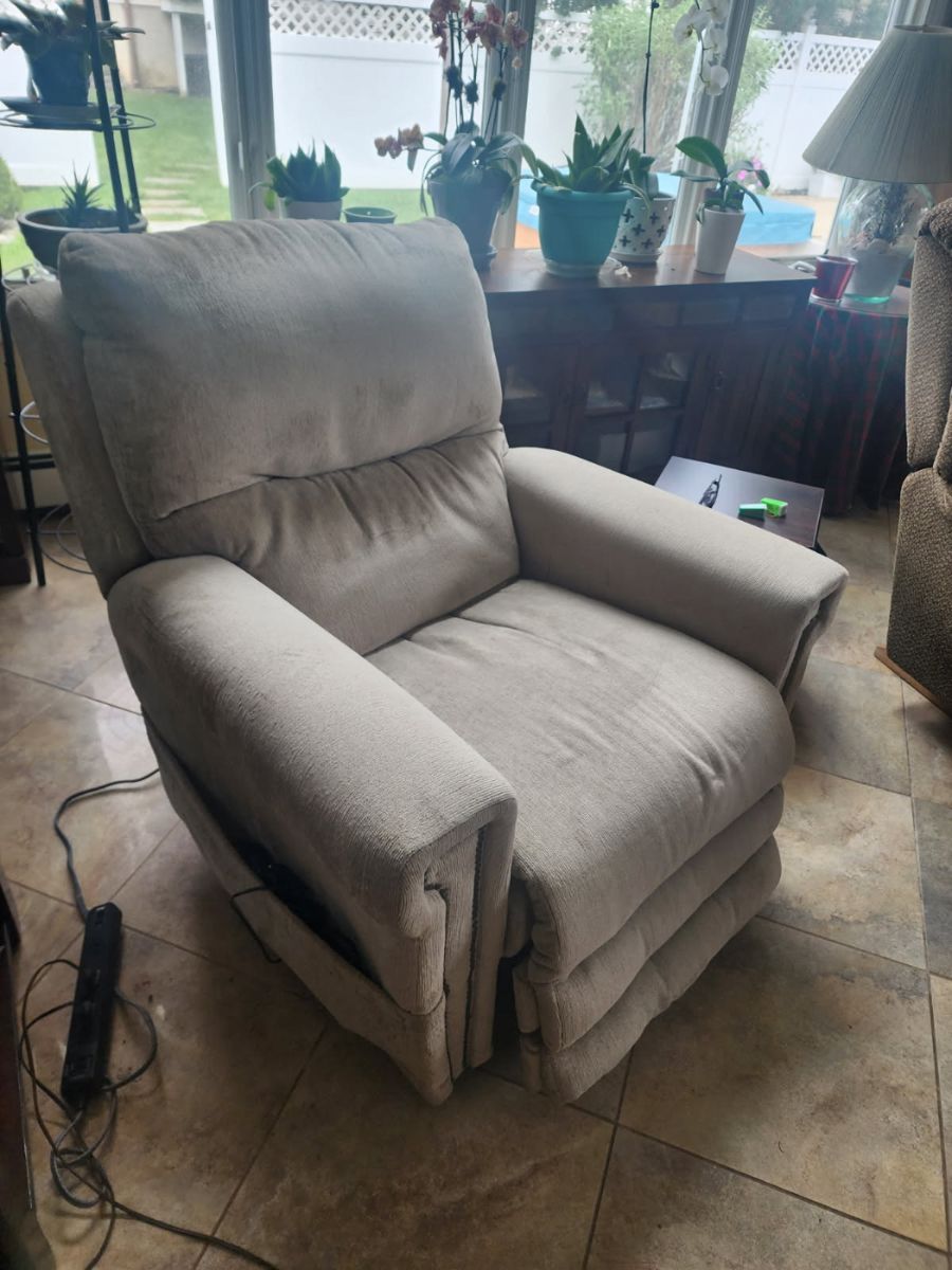 Tan lift chair w remote
Asking $200 
Paid over $800
