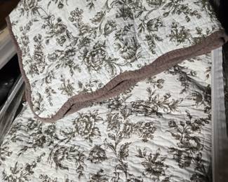 Queen toille quilt & shams