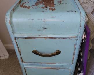Cute vintage 2 drawer chest