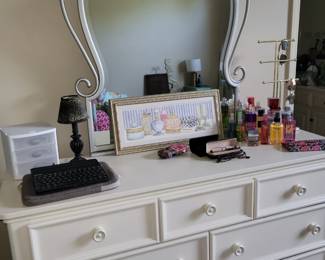Dresser w/mirror