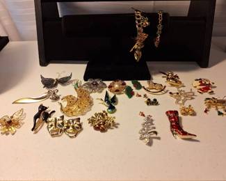 Christmas and Other Pins, Christmas Charm Bracelets