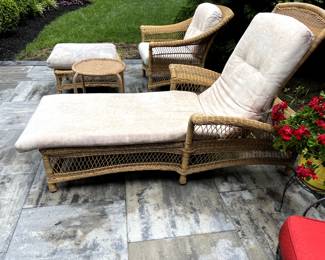 Brown Jordan Vinyl patio set