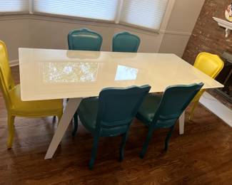 One of a kinf SIX INCH white glass Dining room table and 6 chairs. Indoor or outdoor.