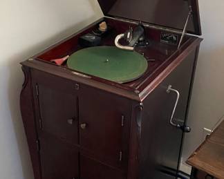 Working 1916 Victor Victrola w/ Key