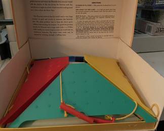 Pyramid game, shows under lid