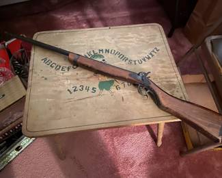 Vintage child' table & toy rifle