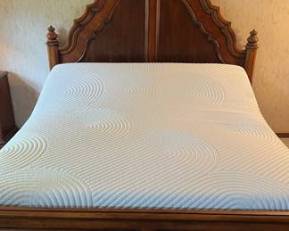  011 King Size TempurPedic Mattress With Base And 2 Remotes