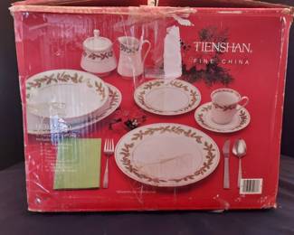 TIENSHAN Fine China Service For 8 HOLLY 390 