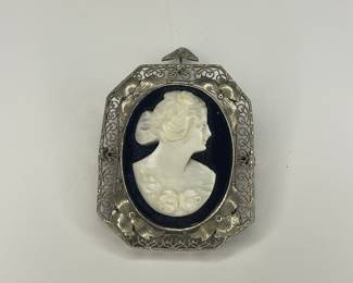Vintage cameo brooch/pendant