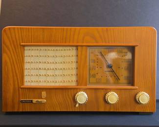 Grundig Heinzelmann Wooden AM/FM table Radio