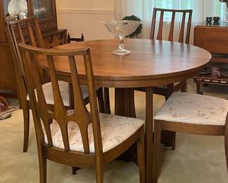 Broyhill Brasilia dinning room table and chairs