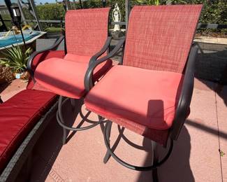 006 Lot Of Two Chairs , Chaise And One Table Outdoor Patio