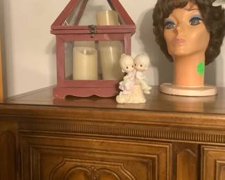 Decorative items on chest. There are several great wigs in this sale.