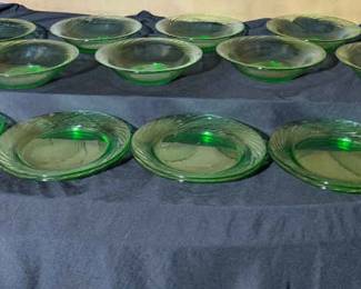 16 Peice Pryex Festiva Green Swirl Set