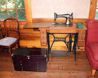 Singer Sewing Machine in Cabinet