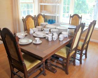 Dining Room Table with 6 Chairs & 1 Leaf