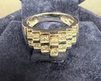10K Diamond Stepped Ring