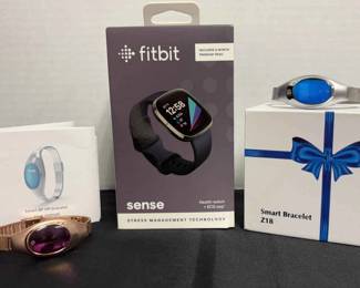 Fitbit Sense, 2 Smart Bracelets