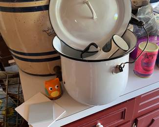 enamel potty, 8 gallon crown crock/keg with lid