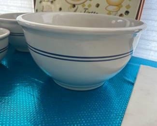 SET OF VINTAGE MIXING BOWLS