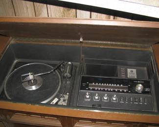 GE stereo, radio and 8 track work. Turntable needs help.