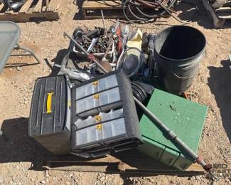 3186 Screws, Bolts, Organizers, Flashlights Bucket