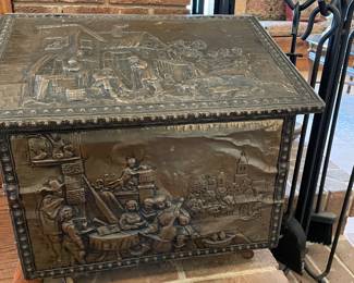 HAMMERED BRASS BOX