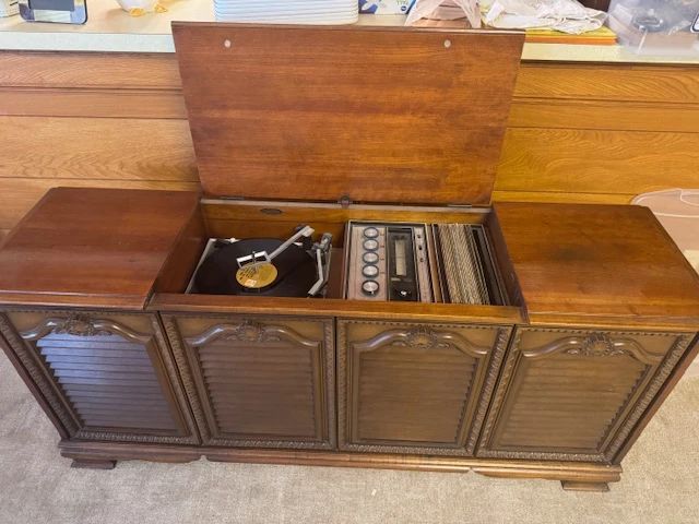 Beautiful Condition -- An Original (hard to fine)Vintage Stereo Console that works-must see