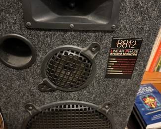 8812 2 LARGE STEREO SPEAKERS