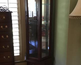 Curio cabinet lighted / 4 shelves