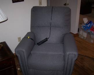 LIKE-NEW LIFT CHAIR