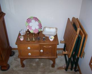 SMALL OAK CABINET, TV TRAYS & MISC.