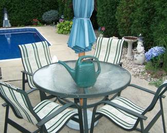 PATIO TABLE/ 4 CHAIRS/ UMBERLLA