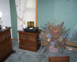 DIXIE NIGHTSTAND & FLORAL ARRANGEMENT