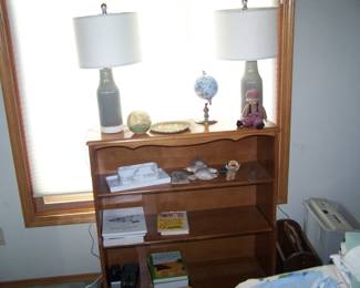 PAIR OF LAMPS, BOOKSHELF & BOOKS