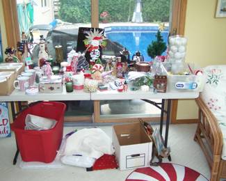 TABLE OF HOLIDAY DECORATIONS