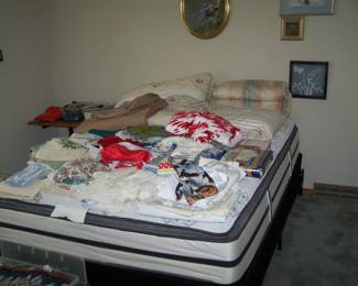 QUEEN BED, BEDDING & LINENS