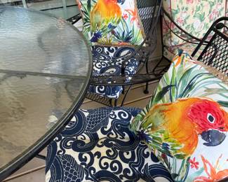 Round patio table w/4 chairs