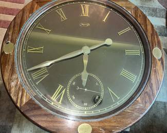 This is looking straight down on a Ridgeway round clock coffee table, which works on batteries.