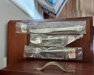 2080g 66.8 Troy Ounces. Reed & Barton Sterling Silver Flatware, 2080g 66.8 Troy Ounces Set of 12 (Only 9 Ice Tea Spoons) Weight given does not include the knives.