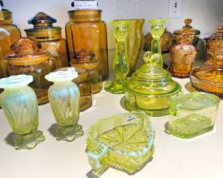 Uranium glasswares, including Davidson Primrose Pearline Vaseline glasses, revolver + eyewash cup