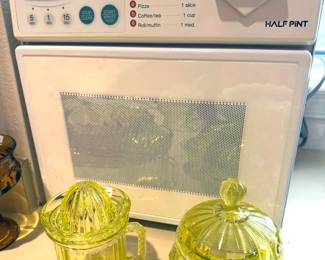 Uranium glasswares, including Davidson Primrose Pearline Vaseline glasses, revolver + eyewash cup