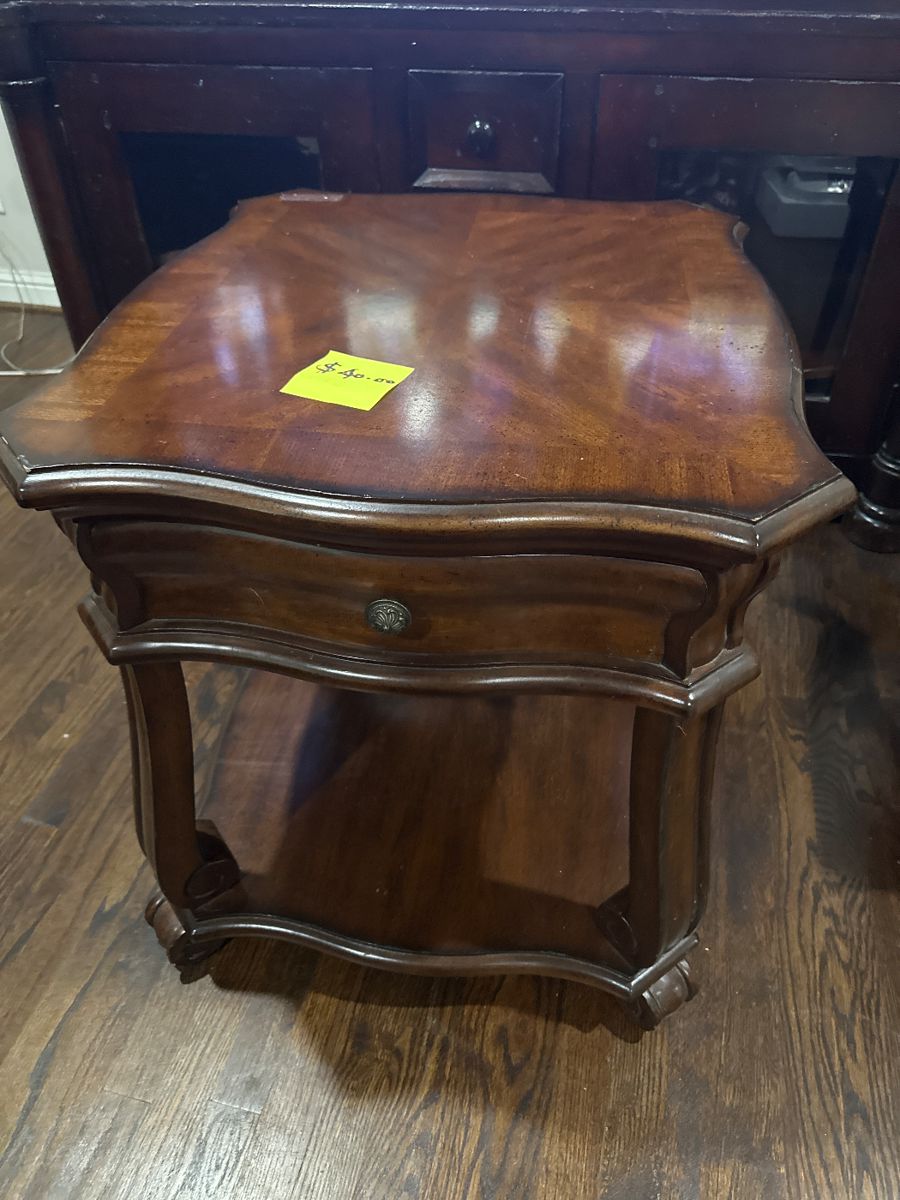 Beautiful coffee table
We have 4 of them