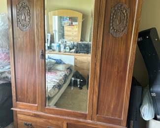Clothing cabinet in excellent condition
$200 or OBO