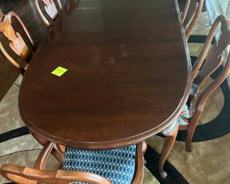 Big beautiful dinning table with 8 chairs
$400