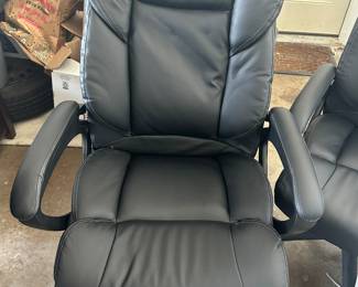 Office chair almost new
We have 4 
Price $60