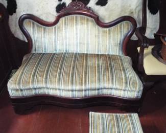 ANTIQUE NOUVEAU STYLE STRIE VELVET MAHOGANY FRAME ARMLESS SETTEE AND SMALL FOOTSTOOL