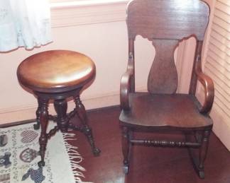 ANTIQUE OAK SWIVEL PIANO STOOL AND ANTIQUE OAK EARRED TOP RAIL FIDDLEBACK ROCKING CHAIR WITH BENTWOOD ARMS