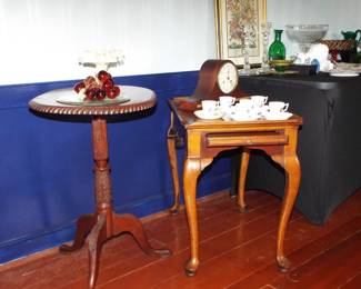 VINTAGE MAHOGANY TEA TABLE W/ CANDLE HOLDER PULLOUTS
VINTAGE MAHOGANY ROPE EDGE OVAL QUEEN ANNE TRIPOD TABLE WITH SETH THOMAS MANTLE CLOCK