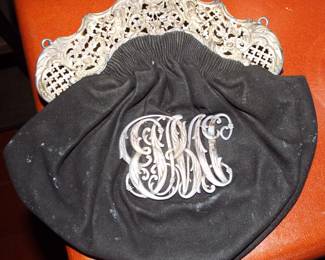 ANTIQUE EMBROIDERED SILK KISS CLASP PURSE